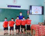 Thầy Huỳnh Anh Vũ trao quà cho các em HS
