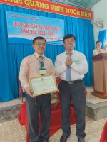 Thầy Nguyễn Thanh Phong – Phó HT đại diện lên nhận giấy khen LĐLĐ Huyện của trường