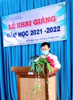 Thầy Đỗ Văn Hênh-Hiệu trưởng nhà trường- lên thông qua diễn văn khai giảng năm học 2021-2022