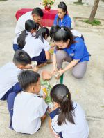 Hình 8. Giáo viên lớp 3 và các em học sinh đang kiểm tiền nuôi heo đất của lớp .