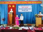 Thầy Đỗ Văn Hênh-Bí thư Chi bộ, Hiệu trưởng nhà trường- tặng quà cho Ban Thanh Tra Nhân Dân hết nhiệm kỳ