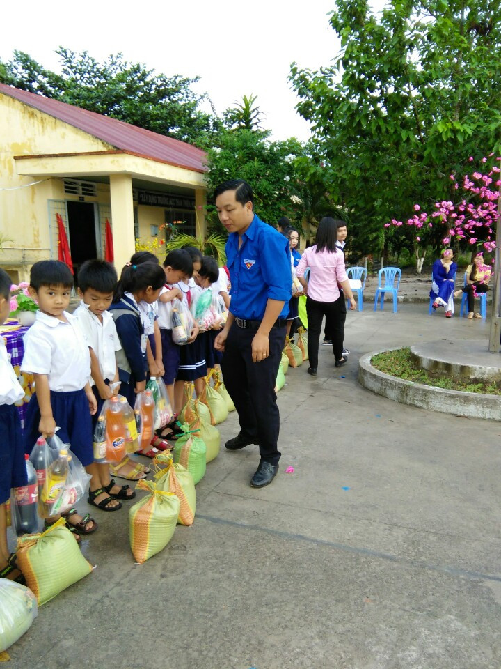 Chi đoàn ấp Định Thọ trao quà tết cho HS nghèo của trường