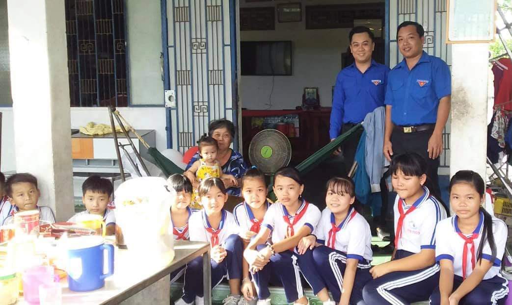 Hình 2 Đồng chí Phúc Phó BT xã đoàn và đồng chí Vũ đại diện Chi đoàn trường cùng các em học sinh giao lưu trò chuyện với Bác Trương Thị Sinh