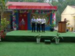 Đại biểu tham dự lễ tặng quà đến nhà trường