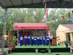 Học sinh lớp 5 nhận Chứng nhận hoàn thành chương trình tiểu học