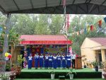 Học sinh lớp 5 nhận Chứng nhận hoàn thành chương trình tiểu học