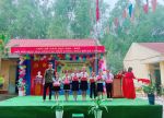 Học sinh nhận thưởng phong trào
