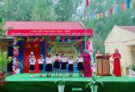 Học sinh lớp 1 nhận thưởng Học sinh Xuất sắc