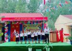 Học sinh lớp 3 nhận thưởng Học sinh Xuất sắc