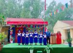 Học sinh lớp 5 nhận Chứng nhận hoàn thành chương trình tiểu học