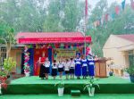 Học sinh lớp 1 nhận thưởng Học sinh Xuất sắc