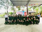 HS lớp 3 chụp ảnh lưu niệm