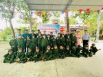 HS lớp 4 chụp ảnh lưu niệm