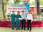 Ban chỉ huy quân sự chụp hình lưu niệm với BGH nhà trường