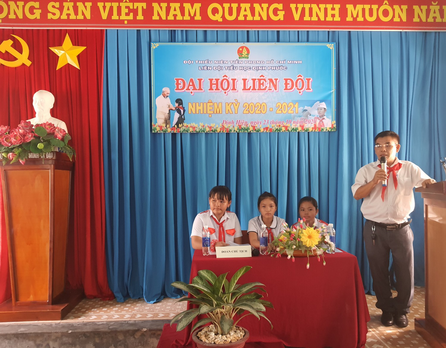 Hình 5 Thầy Nguyễn Thanh Phong phó HT nhà trường phát biểu chỉ đạo Đại hội